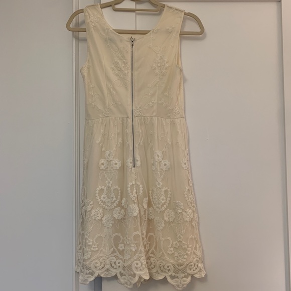 White lace sleeveless dress - Picture 2 of 4